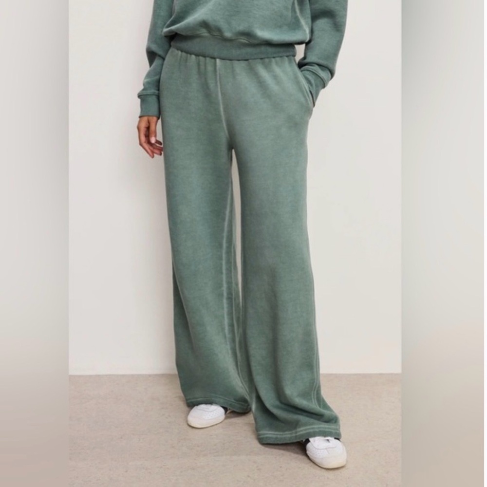 Good American - BRUSHED FLEECE WIDE LEG SWEATPANTS